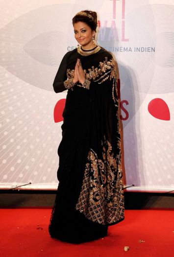 B_Id_386970_aishwarya-rai-100yearscinema-cannes