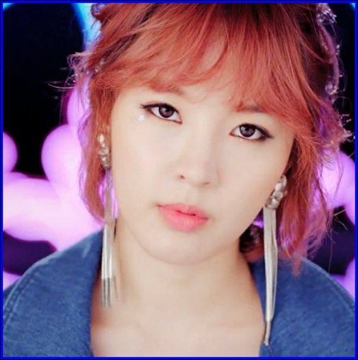 . :|....(se uita la cei doi)....ce mai vrea asta ? :|