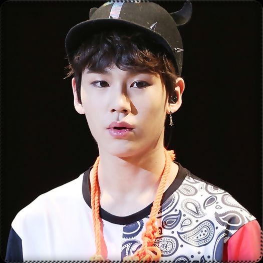 ♫ Oke. [se aseaza pe nisip]. - X - x - BEACH - 01 - x - X