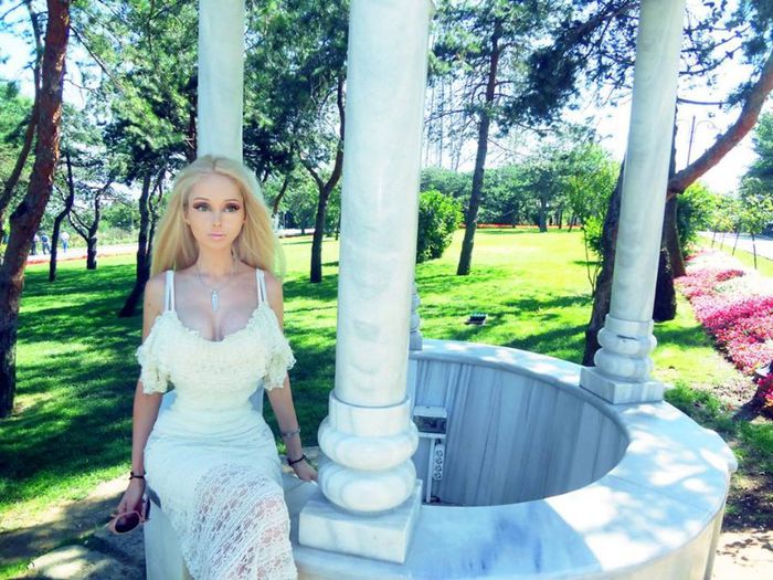 1044911_355466137889661_1014182493_n - fete care arata ca si barbie