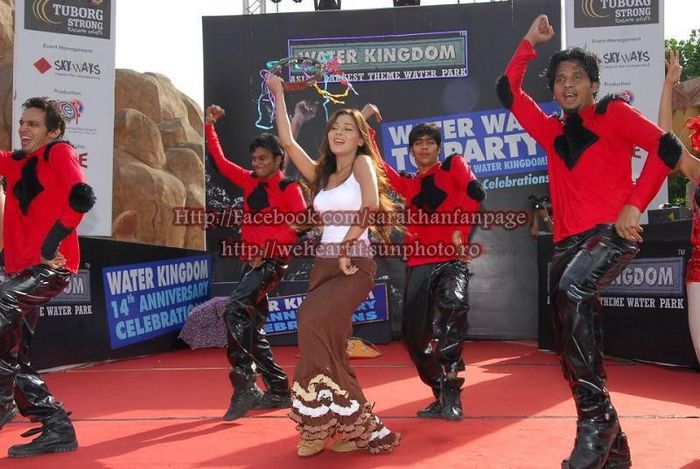 531216_263902957049394_44595897_n - sara khan hot dance