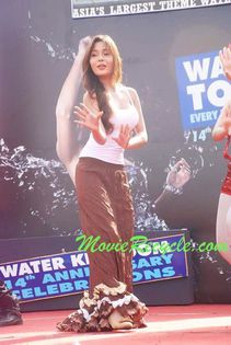 581957_263902873716069_783273397_n - sara khan hot dance