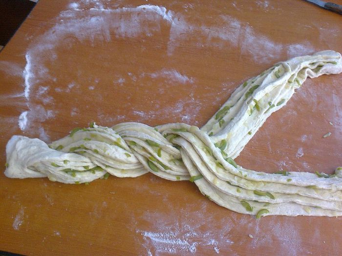 Paine decorativa - cu ceapa si gogosari - Culinar 1