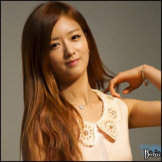 |B| Daa. :)) [se uita la tel] Vine..in 20 min. :-? Hai sa ne schimbam pana atuncii. :D [pleaca cu H]