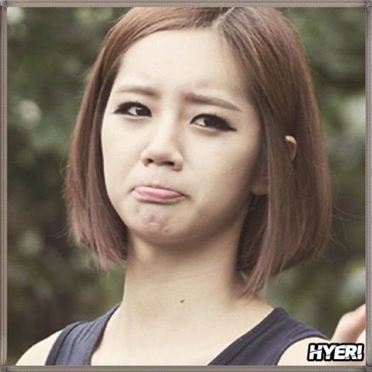 @. ..Euu? ;;) ..Binee.. :3 ...[se apropie de KK; il prinde de umar; se ridica in varful degetelor]..