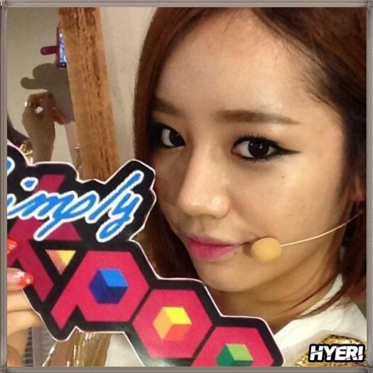 @. ..BOMI?! ..[inainteaza; aluneca; cade in apa] ... YAA! .. -_-... [da din maini] NU STIU SA INNOT!