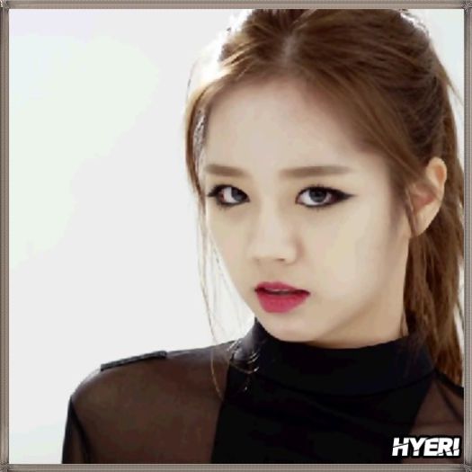 @. ..[da din maini] ..AICI! .. -_- ...Cine m`a pus pe mine sa intru in apa? -_- CINE? -_-