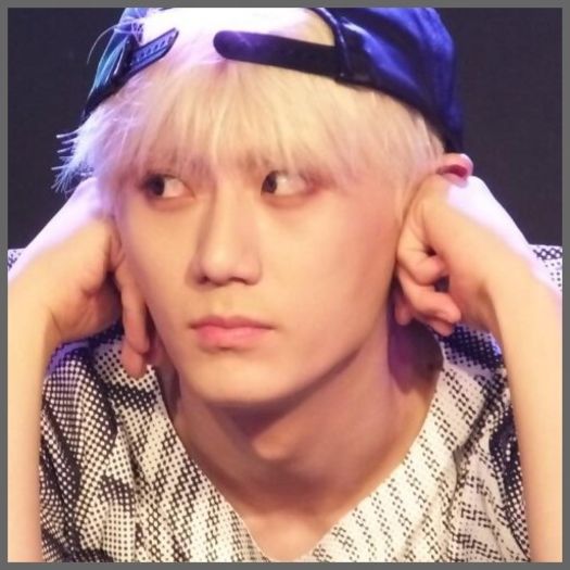 [(:] ..Cum de sunteti.. atatia? :-? .. :)) ..[merge la Bora; o saruta pe obraz. :3] .. :3 :x