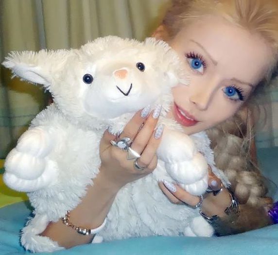 251997_394238977335434_1259363781_n - fete care arata ca si barbie