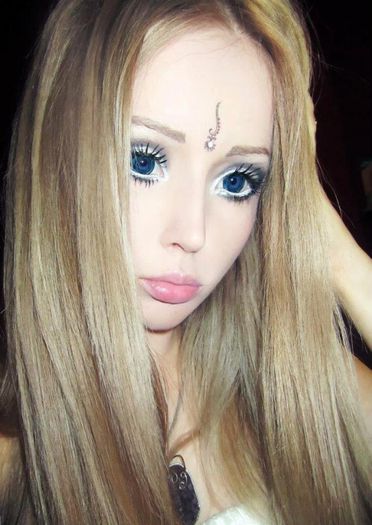 430617_364875126938486_677045315_n - fete care arata ca si barbie 1
