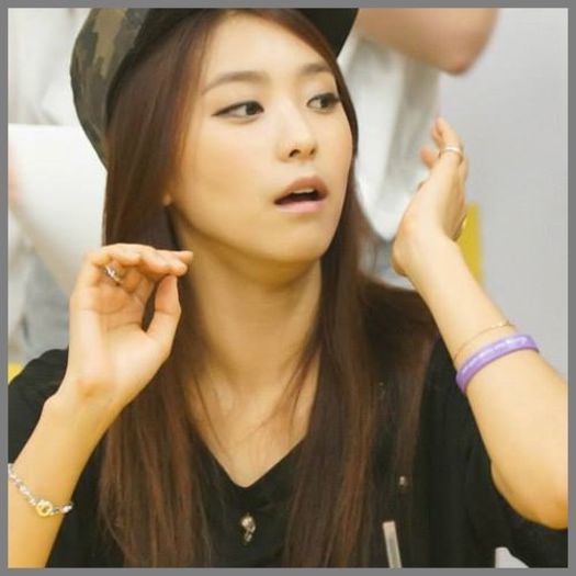 [:)} o.o nu e corect. :-w :))