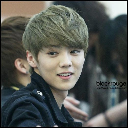 (LH) ..(se intoarce cu 2 sucuri,o serveste,se aseaza pe canapea) :))