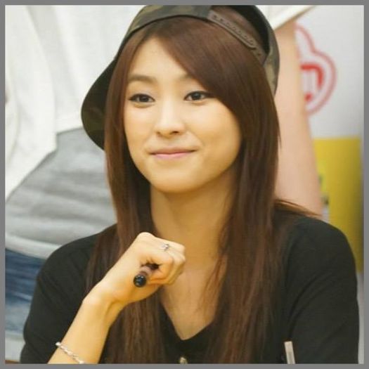 [:)] :o3..[se aseaza langa el]