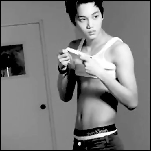 (Kai) ..Pff. -_- (isi da tricoul jos,sare in piscina)