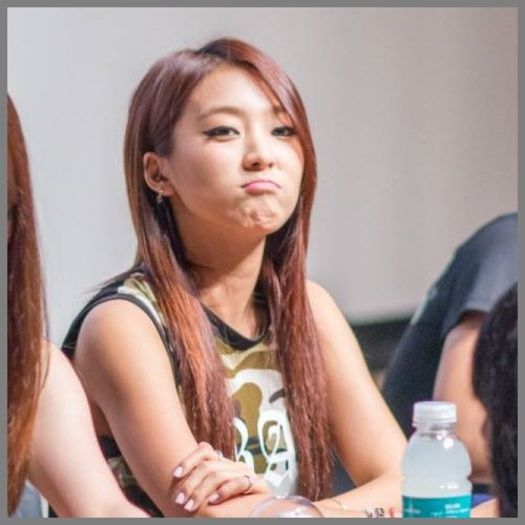 [:)] [se uita la ceas] Eu trebuie sa plec. :(