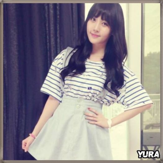 !. [intra] .. Buna. :) ..Ri` ...[intinde mana spre ea] .. :)