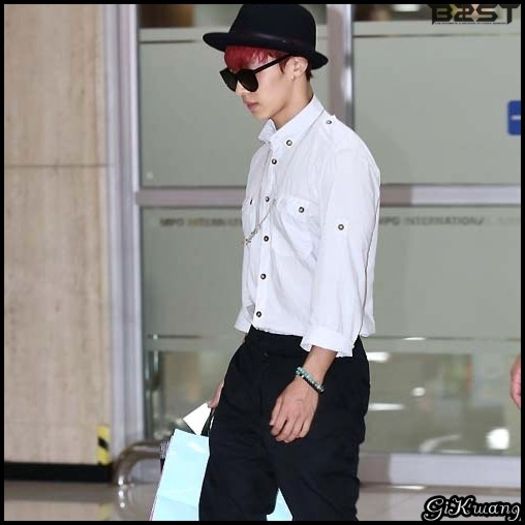 [KK] .. [intra] .. Hey. :) ..Hye` ..telefonul tau. [il da] ..