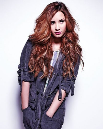 demi-lovato-long-and-ombre-hair-color-for-2013-09-440x548