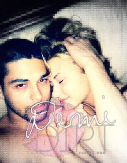 64334__h=x_demi-lovato-wilmer-valderrama-naked-sex-in-bed-2013-3 - y__Album pt xoSelenitaGomezxo