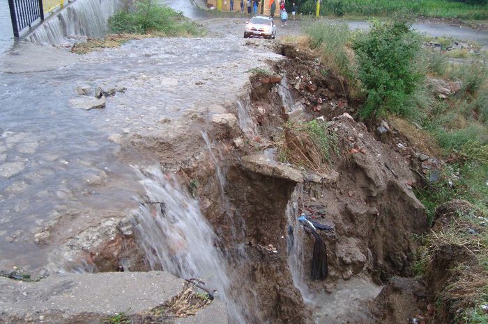 CURTEA MEA IN FATA - inundatia care mia distrus curtea si voliera