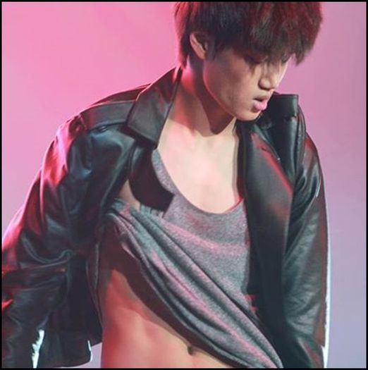 (Kai) ..(merge incet in spatele lui Seob,il invarte,ii pune pierdica , si Seob cade in apa) Ups. ;;)