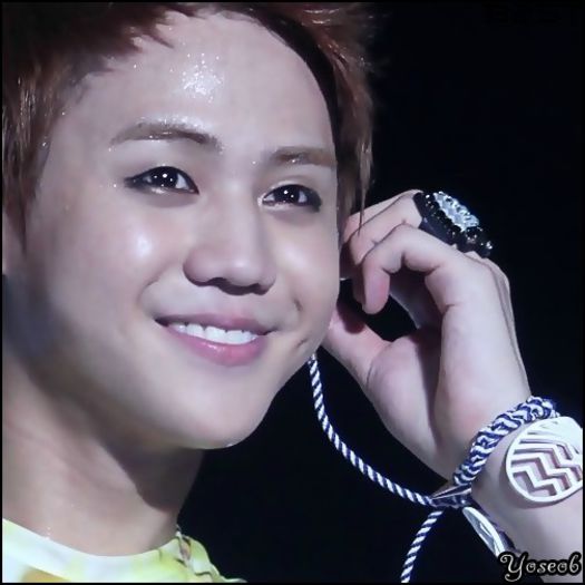 [:X] .. :))=)) ..Ma inneci! ..Luati`o ma de pe minee.. :))=)) ...[o prinde de maini] .. :-w. =))