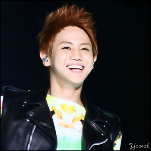 [:X] ..Bwaaa! :))=)) ..[o prinde pe Hye` de solduri; o ridica sus; o da peste capul lui in apa] =))