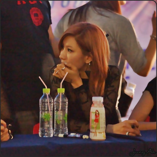 • .. :)) Oare de cand sta inelul acolo? :-?