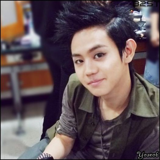 [:X] ..Da. :-w .. [se ridica; o impinge de la spate] .. :-L ..Esti grea, balena. :-w