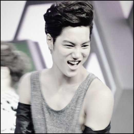 (Kai) ..(o prinde de maini) Pe cine ai chemat? ;;) (o baga pe JA cu capul in apa,se ridica, fuge) - X - x - BEACH - 03 - x - X