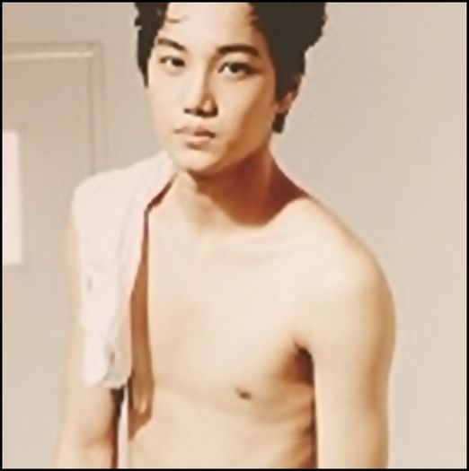 (Kai) ..(alearga) HAI JUNG AHH..(se uita in spate,o vede pe Tia,se oprerste,uitandu-se la ea) Hei.. - X - x - BEACH - 03 - x - X