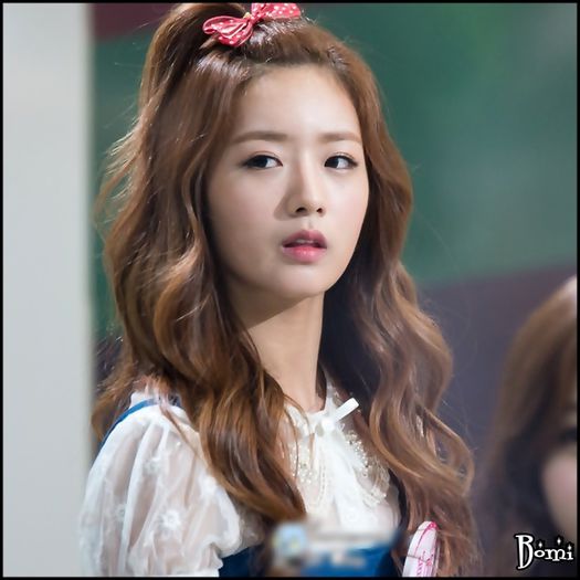 |B| [se uita la Seob;isi inchide ochisorii la loc] (:|.
