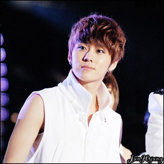[JH] ..Aa.. :3 Imi pare bine ca te`am vazut. Eu am plecat. :3 Byes. :)) [il trezeste pe DJ; pleaca]