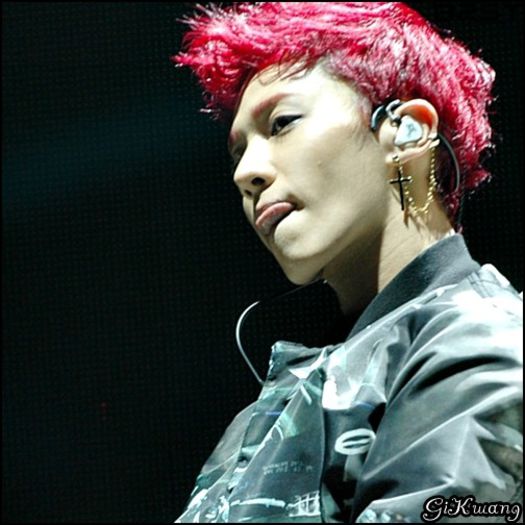 [KK] ...Nu. :)) ..[da cu prosopul peste Seob] :)) ..De ce ai stat  doar jos? ..:))