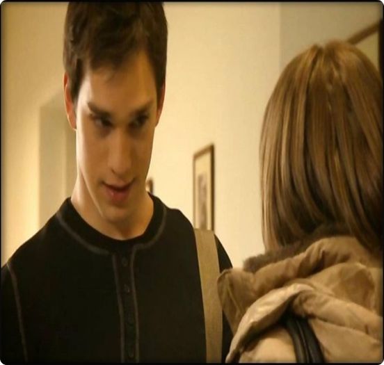 [ scoate din ghiozdan o pastilă, şi ăîi dă o sticlă cu apă. ] Ia asta. ;o3 O să te simţi mai bine. :