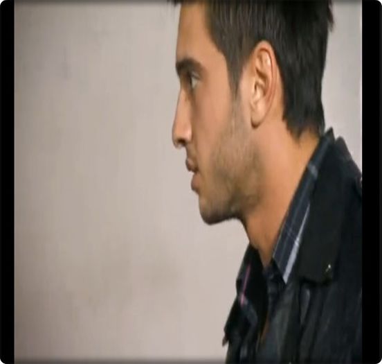 Tacii mă, fmm. =; [ îl loveşte în umăr. ] #C.