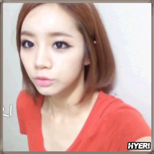 @. .. [se uita pe tavan] ..Ploua? ...[se uita in jur; il vede pe Kai] ...Tuuu... :-L ..