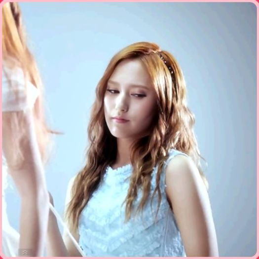 [♥] ...Mhm. :3 ..Vanile. :D ..[se aseaza pe canapea] ..