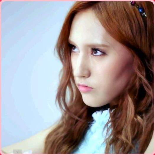 [♥] ...:-L ..[ii trage un ghiont lui Hye`] ..Tu ce`ai? :-w