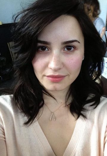 Demi-Lovato-no-makeup-picture-April-2013 - R Dem D Lovato H