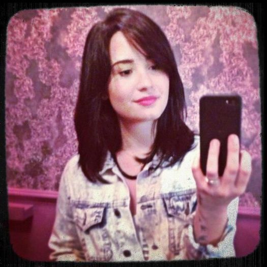 Demi Lovato New Haircut 2013