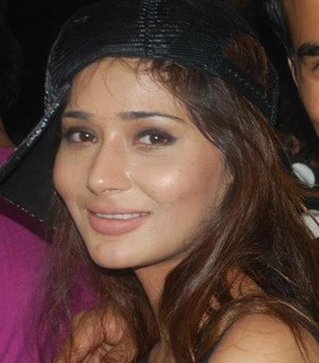 69460_120143208146770_395181071_n - sara khan after party