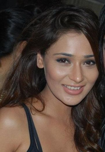 198170_120143311480093_1635869813_n - sara khan after party