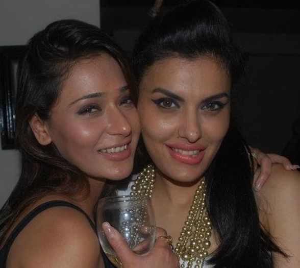 578019_120143214813436_609126420_n - sara khan after party