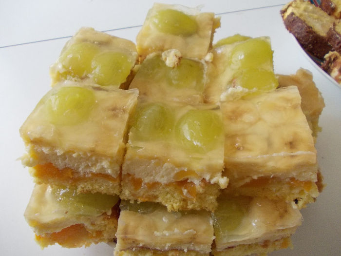 prajitura cu banane,struguri ..