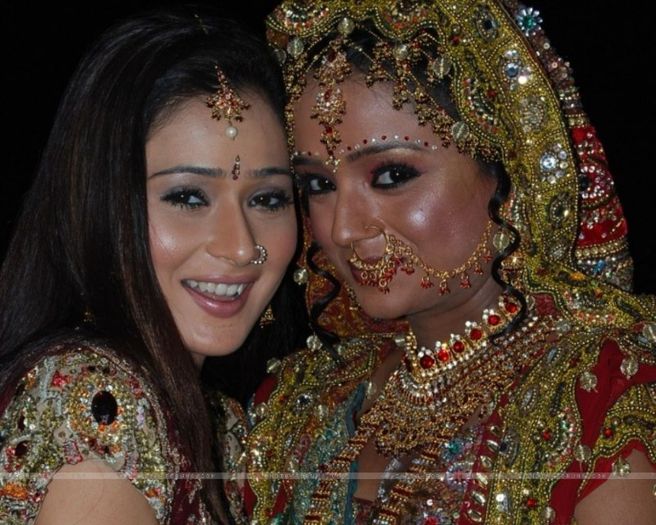 33104-ragini-and-sadhna-looking-gorgeous - Sapna babul ka bidaai