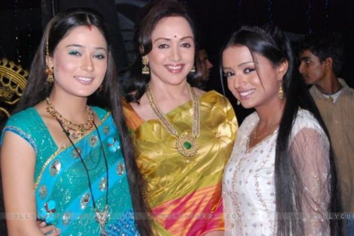 33240-ragini-and-sadhna-with-hema-malini - Sapna babul ka bidaai