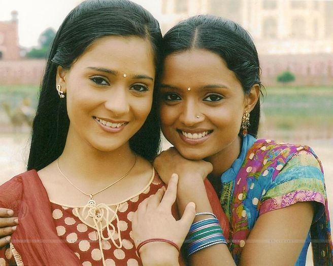 33255-ragini-and-sadhna-still - Sapna babul ka bidaai