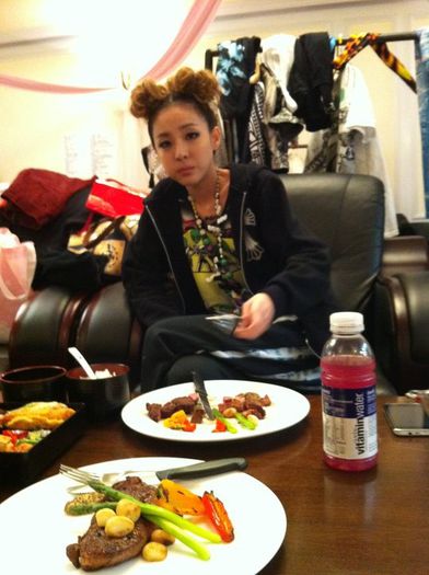 1 - 2NE1 eating