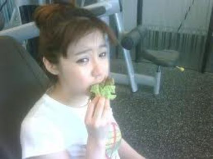 14 - 2NE1 eating